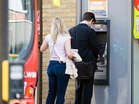 британское правительство побуждает граждан к филантропии через банкоматы